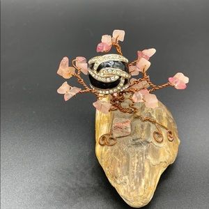 Beautiful crystal and enamel ring ex 7/7.5